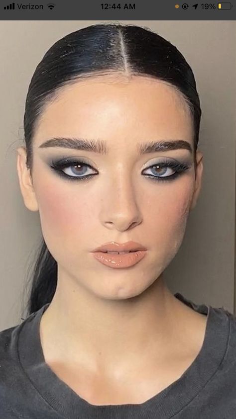 Grey Dress Makeup Ideas, Black And Grey Makeup Looks, Silver Grey Makeup Look, Gunmetal Makeup Look, Dark Prom Makeup, Black And Grey Eyeshadow, Grey Makeup Looks, Silver Black Smokey Eye Makeup, Gray Eye Makeup