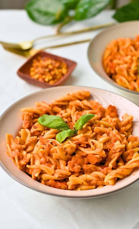 This healthy red lentil pasta recipe is an easy 30-minute vegan protein meal, perfect for a comforting family dinner or as a pre-workout meal. Easy Healthy Vegan Dinner, Red Lentil Pasta Recipes, Pasta Recipe Healthy, Lentil Pasta Recipe, Healthy Vegan Pasta, Red Lentil Pasta, Edamame Pasta, Buckwheat Pasta, Red Lentil Recipes