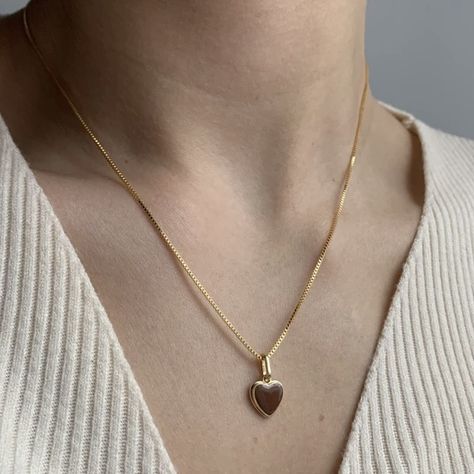 jewelry necklace aesthetic brown heart gold chain Brown Acssesories Aesthetic, Brown Necklace Aesthetic, Brown Jewelry Aesthetic, Simple Gold Jewelry Aesthetic, Aesthetic Brown Heart, Aesthetic Gold Chain, Heart Necklace Aesthetic, Necklace Aesthetic Gold, Gold Necklace Aesthetic