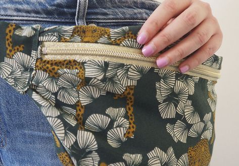 Make your own bag with our fanny pack pattern Hip Bag Pattern Free, Free Fanny Pack Pattern, Waist Bag Pattern, Bum Bag Pattern, Hip Bag Pattern, Basic Sewing Kit, Fanny Pack Pattern, Messenger Bag Patterns, Tote Bag Pattern Free