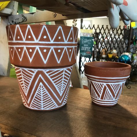 Teracotta Pots, Diy Terra Cotta Pots, Plant Display Ideas, Craft From Waste Material, Terra Cotta Clay Pots, Plant Pot Design, Plant Pot Diy, Flower Pot Design, Painted Pots Diy