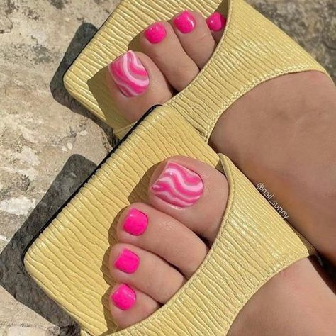 Pedicure En Gel, Pedicure Designs Summer, Pink Toe Nails, Easy Toe Nail Designs, Simple Toe Nails, At Home Wedding, Feet Nail Design, Pedicure Designs Toenails, Summer Pedicure