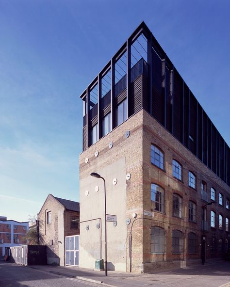 Black House is an apartment above a converted warehouse in Hackney Refurbishment Architecture, Modern Industrial Architecture, Conservation Architecture, Modern Facades, House Design Architecture, Contemporary Extension, Warehouse Architecture, Converted Warehouse, Architecture Renovation