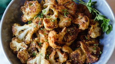 Cheesy Roasted Cauliflower, Cooking Spray, Idee Pasto Sano, Cauliflower Recipes, Nutritional Yeast, Roasted Cauliflower, Veggie Dishes, Extra Virgin, Healthy Options