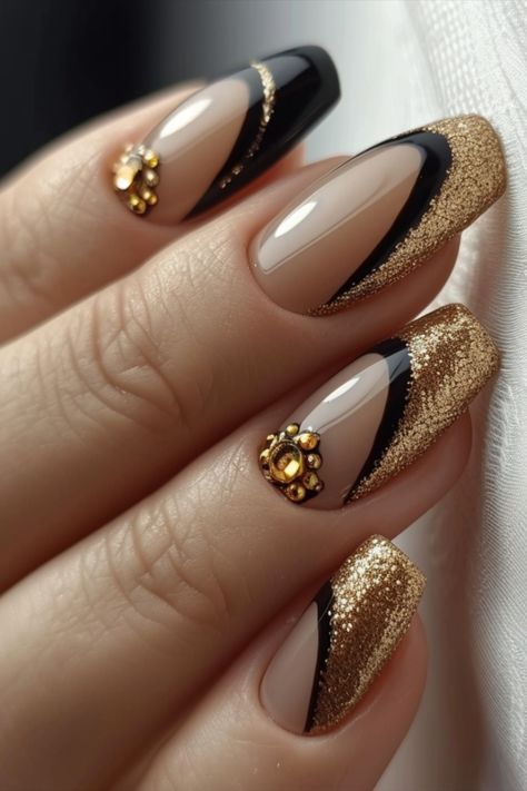 Black and Gold Nails Black Gold Nails, Fancy Nail Art, Nails Trend, Fancy Nails Designs, Gold Nail, Black Nail, Nail Designs Glitter, Beautiful Nail Designs, Cat Kuku