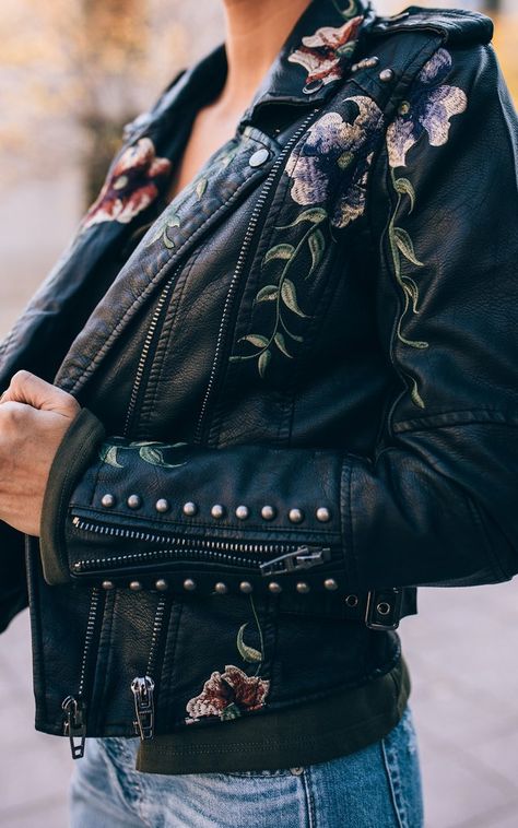 Embroidered Leather Jacket Moda Casual Chic, Embroidered Leather Jacket, Leather Outerwear, Leather Jacket Outfits, Embroidered Leather, Leather Floral, Embroidered Jacket, Casual Chic Style, Black Leather Jacket