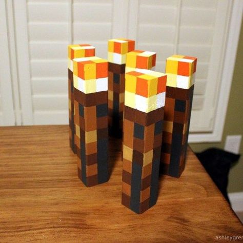 DIY Minecraft Torch (Tutorial) Minecraft Trunk Or Treat, Diy Minecraft Decorations, Minecraft Torch, Minecraft Costumes, Diy Toddler Toys, Felt Toys Diy, Minecraft Printables, Lego Costume, Diy Minecraft