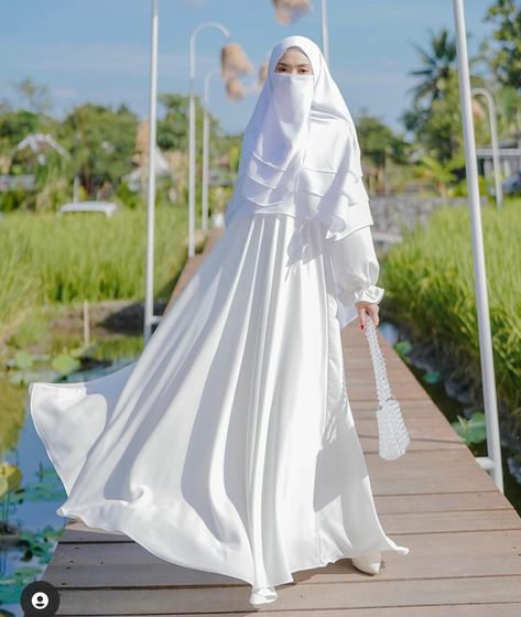 White Burkha, Ice On Face, Ootd Poses, Hijabista Fashion, Neck Designs For Suits, Muslimah Dress, Islamic Dress, Muslim Women Hijab, Muslim Outfits