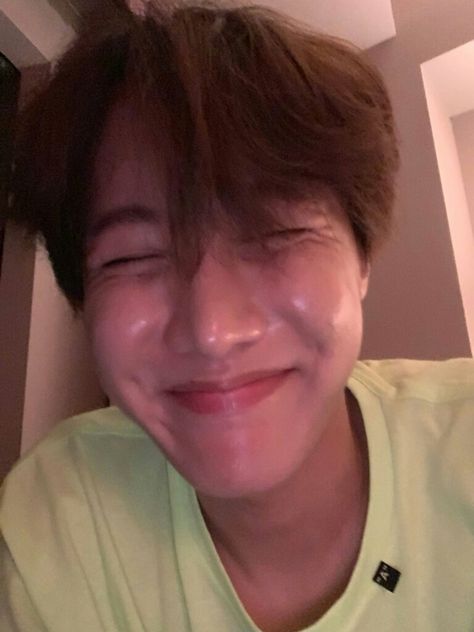 「BTS Weverse」 →190714 { 22.24 KST } | J-HOPE Moment  Good night pretty pictures💜 Penyiar Radio, J Hope Selca, Jhope Bts, Jhope Cute, Bare Face, Gwangju, Hoseok Bts, Her Eyes, Bts J Hope