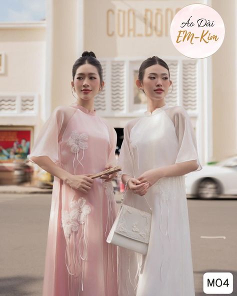 Vietnamese Ao Dai, Silk Design, Family Couple, Desi Aesthetic, Autumn Festival, Mid Autumn, Mid Autumn Festival, Traditional Attire, Couple Photoshoot