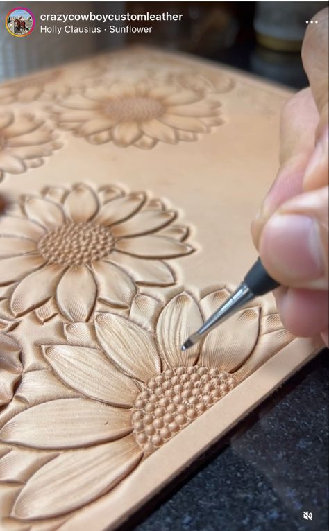 Floral Leather Tooling, Diy Leather Engraving, Tooled Leather Art, Handmade Leather Work, Leather Handbag Patterns, Custom Leather Work, Leather Working Patterns, Diy Leather Projects, Leather Designs