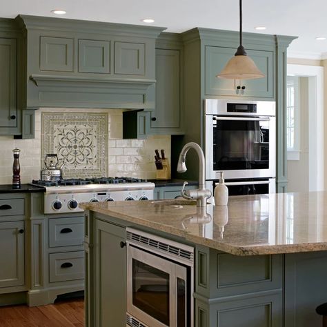 Kitchen Diy Makeover, Classic Kitchen, Green Cabinets, Antique Kitchen, Painting Kitchen Cabinets, Decor Minimalist, Kitchen Remodel Idea, Kitchen Makeover, Kitchen Layout