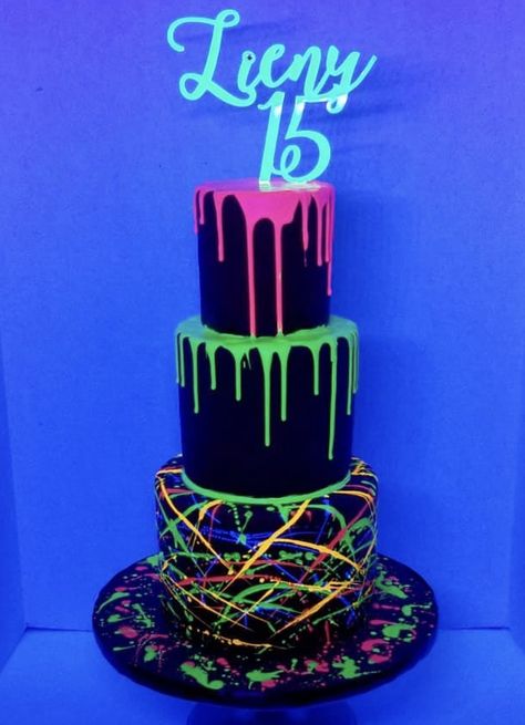 Birthday Cake Neon, Neon Sweet 16, Neon Birthday Cakes, Neon Cake, Glow Theme Party, Bolo Neon, Roller Skate Birthday Party, Neon Party Decorations, Neon Cakes