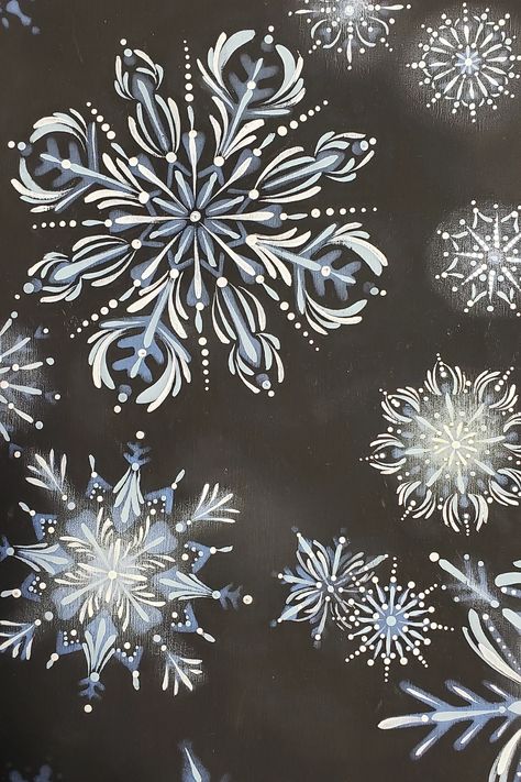 Christmas Wrapping Ideas Creative, Designs To Paint, Painting Snowflakes, Snowflake Stencil, Painting Teacher, High School Art Projects, Snow Flakes Diy, Coffee Drawing, Painting Canvases