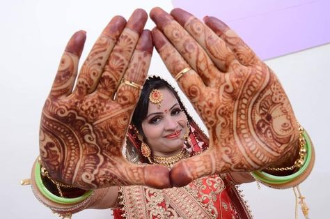 Dulhan Poj, Wedding Closeup Photography, New Dulhan Pose, Haldi Rasam, Wedding Closeup, Mehendi Photoshoot, Wedding Dulhan Pose, Haldi Photoshoot, Haldi Ceremony Outfit