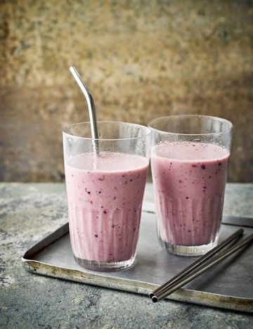 Banana Smoothie Recipe with Kefir Milk, Frozen Berries and Almonds Frozen Berry Smoothie, Kefir Milk, Kefir Smoothie, Vegan Overnight Oats, Low Calorie Breakfast, Banana Smoothie Recipe, Frozen Berries, Breakfast And Brunch, Probiotic Foods