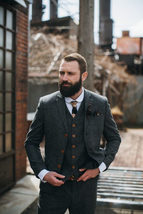 Tweed is the perfect fabric for an Autumn groom Snippets, Whispers and Ribbons – 5 Dapper Looks for Autumn Grooms Vintage Wedding Groom, Vintage Wedding Suits, Dandy Look, Costume Vert, Grey Tweed Suit, Dapper Grooms, Custom Tuxedo, Tweed Men, Vintage Groom