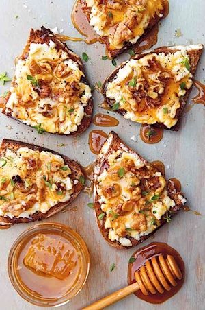 Goat cheese, nuts & honey Toasted Bread, Cheese Toast, Naan, Goat Cheese, Finger Food, Yummy Recipes, I Love Food, Appetizer Snacks, Thyme