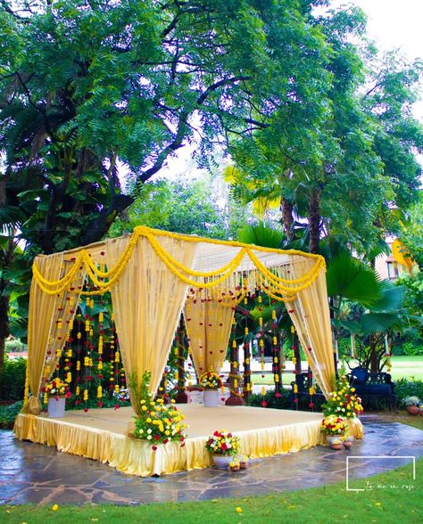 Lawn Mandap Decoration, Lawn Wedding Decor Indian, Simple Indian Wedding Decor, Muhurtam Decoration, Lawn Decorations Wedding, Saptapadi Decoration, Simple Wedding Decorations Indian, Simple Indian Wedding Decorations, Simple Mandap Decor Indian