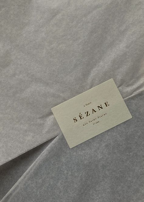 Sezane Packaging, Parisian Branding, Brand Logos Aesthetic, Fashion Label Design, Packages Aesthetic, French Branding, French Packaging, Unboxing Aesthetic, Packaging Aesthetic