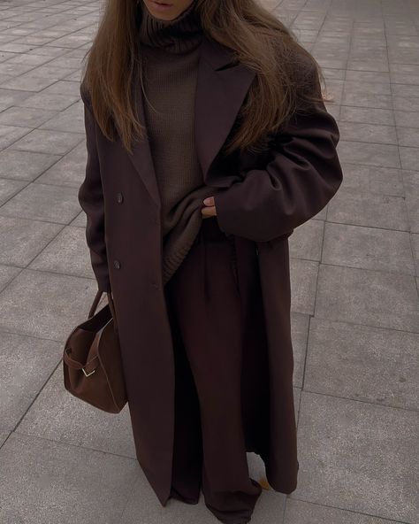 😊🍫 Aesthetic Brown Clothes, Long Brown Coat Outfit, Brown Coat Outfit, Stylish Jeans Outfit, Coat Aesthetic, Long Brown Coat, Outfit Brown, Hello Fashion, Trends 2024