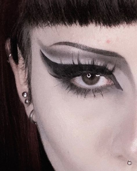 Everyday Trad Goth Makeup, Simple Goth Eyeshadow, Trad Goth Vampire Makeup, Casual Trad Goth Makeup, Beginner Trad Goth Makeup, Goth Makeup Traditional, Goth Makeup School, Causal Goth Makeup, Metal Goth Makeup