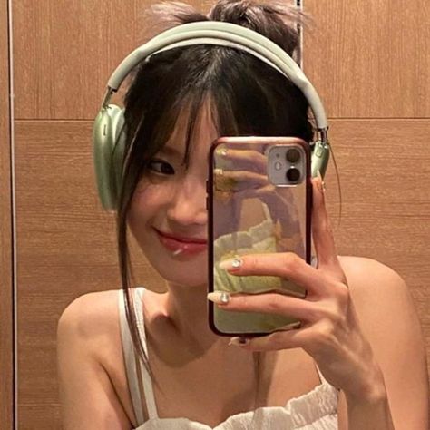 Mirror Selfie Instagram, Haircolor Ideas, Wearing Headphones, Filter Instagram, Haircut Hairstyle, Free Tutorial, Headphones, Filter, Mirror Selfie