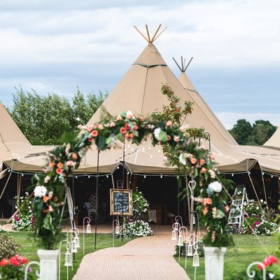 Outdoor Wedding Tent, Tipi Wedding Decor, Marquee Decoration, Flower Fairy Lights, Festival Style Wedding, Wedding Tents, Festival Themed Wedding, Lantern Decor Wedding, Wedding Color Pallet