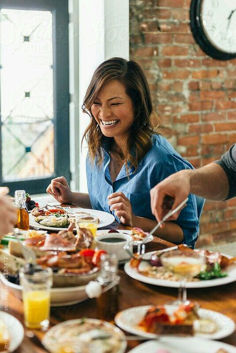 Friends Eating, Lunch Meeting, Blood Sausage, Friends Enjoying, Restaurant Photography, Christmas Shoot, Photo Food, Pub Food, People Food