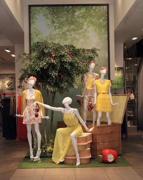 Boutique Window Displays, Spring Window Display, Fashion Window Display, Fashion Displays, Clothing Store Design, Store Window Displays, Visual Merchandising Displays, Store Design Boutique, Window Display Design