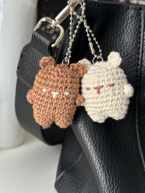 Handmade Crochet mini Bear Amigurumi - Adorable and Romantic! This adorable crochet Bear is perfect for fans of all ages and makes a charming addition to your keys or bag. Perfect as a desk buddy or Secret Santa gift, a decorative piece, a unique gift for birthdays, baby showers, holidays, or any special occasion.or a cute addition to your amigurumi collection Made with 100% cotton yarn. Approximately 5 cm / 2" tall Please note that colors may vary slightly from those in the photos. Smoke and pe Pompom Bear Diy, Croche Keychains, Cute Amigurumi Keychain, Bf Crochet Gifts, Crochet Quick Gifts, Crochet Key Charm, Crochet Keychain Animals, Crochet Keychain Cute, Crochet Bag Keychain