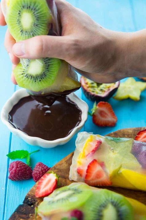 These fruit spring rolls with strawberries, kiwi, blueberries, and mango are the perfect dessert for hot summer days. So delicious, healthy, and easy! <3 | veganheaven.org Fruit Spring Rolls, Vegan Chicken Nuggets, Spring Roll Recipe, Low Carb Protein, Summer Rolls, School Food, Chocolate Sauce, Vegan Cooking, Spring Rolls