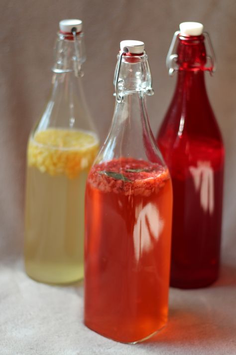 Home-made strawberry kombucha recipe Basil Kombucha, Strawberry Kombucha, Beet Kvass, Kombucha Recipe, Strawberry Basil, Milk Kefir, Boost Immune System, Fermented Drink, Fermented Foods