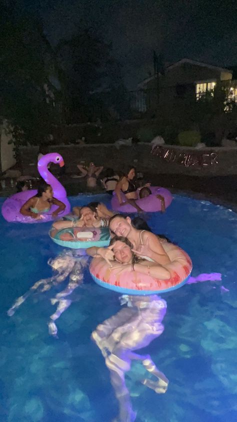 Night Pool Party, 14th Birthday Party Ideas, Pool Party Summer, Friends Birthday Party, Best Friends Birthday, Swim Party, Pool Birthday, Night Swimming, Summer Pool Party