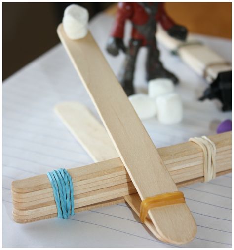 Popsicle Stick Catapult For Kids Hands-On STEM Activities for Play and Learning Popsicle stick catapults are easy and quick to build at home with a few simple materials. Science activities around the house and simple math explorations are great for preschool STEM {Science, Technology, ... Catapult For Kids, Diy Catapult, Popsicle Stick Catapult, Kids Stem Activities, Preschool Stem, Stem For Kids, Simple Machines, Stem Projects, Preschool Science