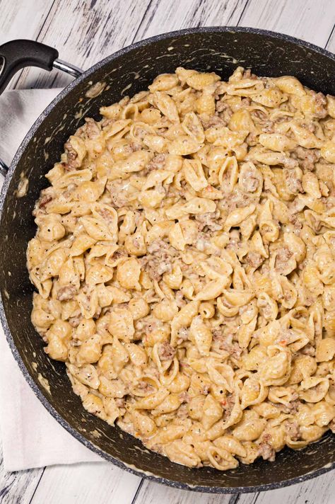 Ground Beef Alfredo is a creamy pasta recipe loaded with hamburger meat, garlic puree, Italian seasoning and parmesan cheese. Ground Beef Alfredo, Beef Alfredo, Hamburger Pasta Recipes, Spaghetti Alfredo, Beef Spaghetti, Ground Beef Crockpot Recipes, Creamy Sauces, Alfredo Recipes, Alfredo Casserole