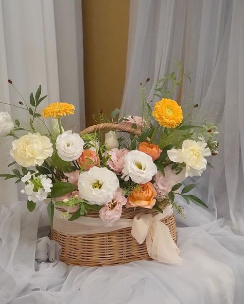 Flower Bucket, Flowers Bouquet Gift, Plant Aesthetic, Flower Therapy, Flowers For You, Luxury Flowers, May Flowers, Jolie Photo, Flowers Nature