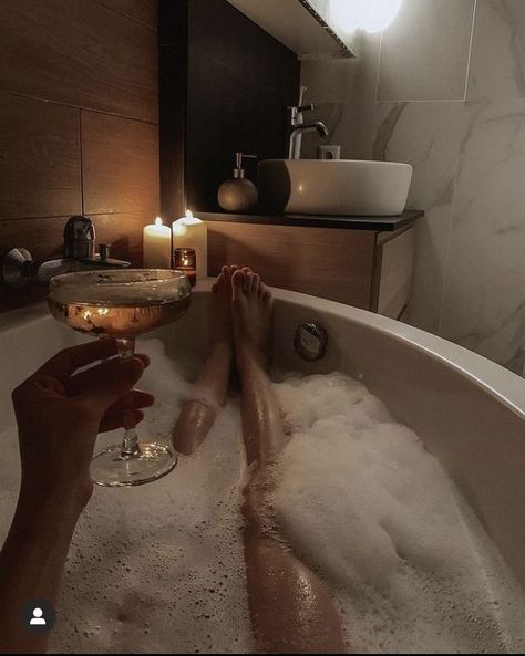 Couple Bathtub Aesthetic, Aesthetic Bathtub, Bathtub Aesthetic, Birthday Leo, Aesthetic Bath, Bath Aesthetic, Dream Bath, Girl In Water, Aesthetic Light