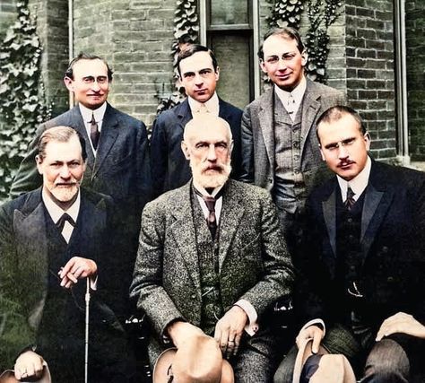 Group photo 1909 in front of Clark University. Front row: Sigmund Freud, G. Stanley Hall, Carl Jung; back row: Abraham Brill, Ernest Jones, Sándor Ferenczi Stanley Hall, Clark University, Psychology Wallpaper, Dream Psychology, Structural Model, Carl Jung Quotes, Psychology Studies, Parapsychology, Back Row