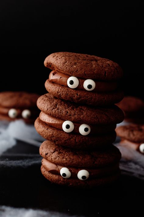 Halloween Eyeball Cookies are so easy to make! The kids will have tons of fun making these on their own. All you need for this no bake monster eye cookies recipe are 3 ingredients and 15 minutes. Or, you can bake these festive eye cookies using your favorite cake mix. Eyeball cookie sandwiches are a super fun way to celebrate the season. Click through to get this versatile Halloween Eyeball Cookies recipe!! #halloween #cookies #halloweeneyeballcookies #monstereyeballcookies #easyrecipes #kids Cookies With Eyes, Halloween For Toddlers, Halloween Desserts For Kids, Halloween Desserts For Parties, Kids Halloween Treats, Eyeball Cookies, Halloween Treats Desserts, Eyeball Cupcakes, Halloween Treats Ideas