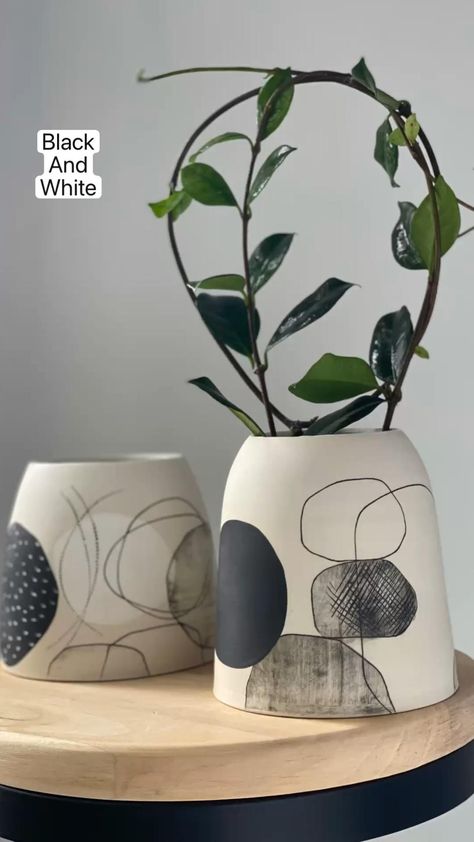 Minimal Pottery Design, Ceramic Painting Vase, Black And White Pottery, Pottery Houses, Ceramic Decoration, Small Flower Pots, Geometric Vases, Pottery Painting Designs, Raku Ceramics