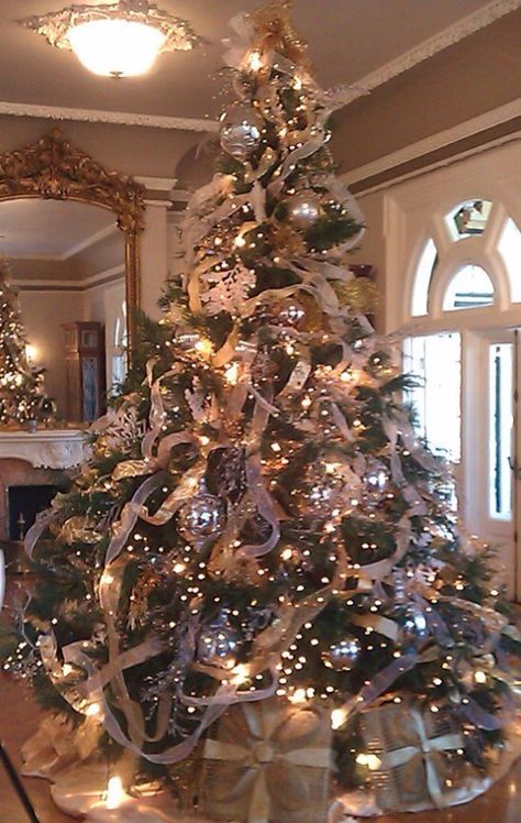 This Christmas tree <3 Glamorous Christmas Tree, Glamorous Christmas, Large Trees, Tree Themes, Elegant Christmas Trees, Beautiful Christmas Trees, Christmas Tree Design, Wrapping Ideas, Noel Christmas