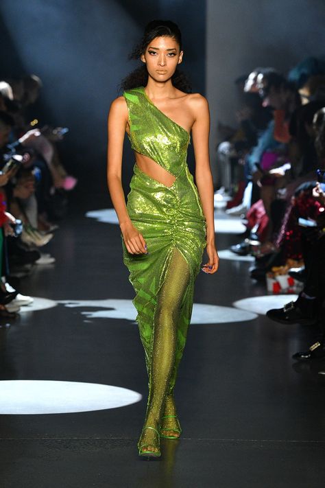 #sequin #green #runway #newyork #fashion #christiancowan #fashionweek New York Fashion Week Aesthetic, Fashion Runway Aesthetic, Fashion Week Aesthetic, High Fashion Runway, Runway Outfits, Gaun Fashion, Julien Macdonald, Ny Fashion, Runway Dresses