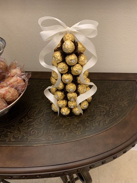 Ferrero Rocher Tree, Chocolate Centerpieces, Ferrero Rocher Chocolate, Rocher Chocolate, Ferrero Rocher Chocolates, Sweet Trees, Birthday Chocolates, Birthday Centerpieces, People Happy