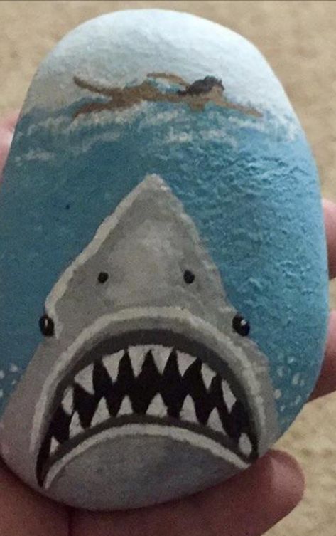 Shark Painted Rocks Ideas, Painted Rocks Shark, Shark Rock Painting Ideas, Shark Painted Rocks, Rock Painting Fish, Painted Shark Rock, Beach Rock Art, Shark Painting, Stone Pictures Pebble Art