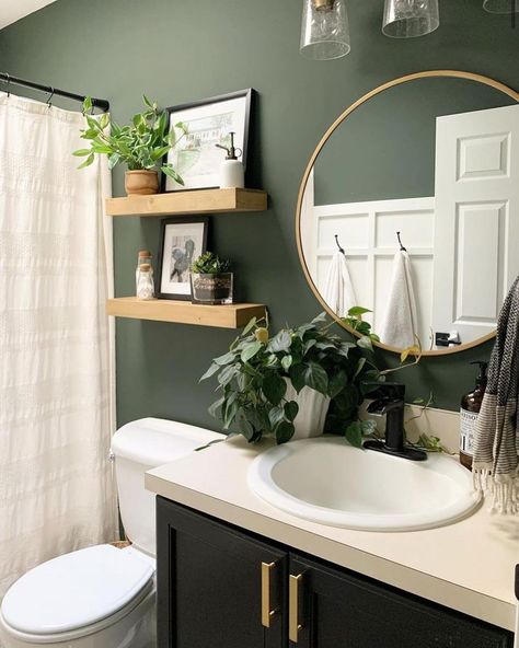 Bathrooms Dark, Bathroom Moody, Shelving Bedroom, Bookshelf Creative, Green Bathrooms, Bathroom Dark, Shelf Designs, Moody Bathroom, Dark Green Bathrooms