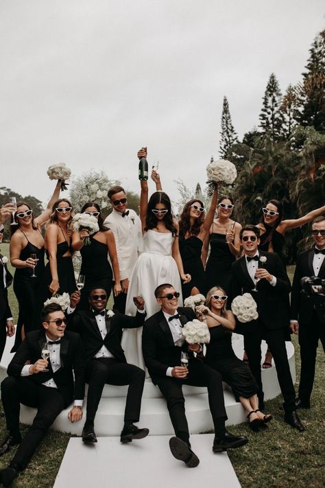 Champagne Pictures Wedding, Tuscany Wedding Bridal Party, Classy Wedding Bridal Party, Fun Bridal Party Wedding Photos, Wedding Pictures Ideas With Bridesmaids, Black And White Wedding Family Photos, Best Wedding Shots Photo Ideas, Old Money Bridal Party, All White Bridal Party Bridesmaids