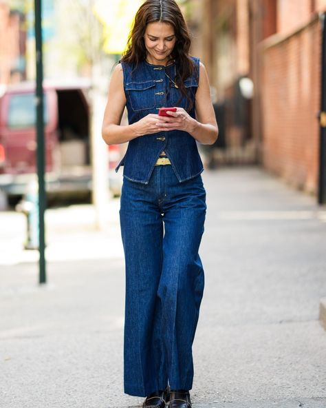 Screenshotting this and texting my friends that I'm buying and wearing this @KatieHolmes fit to #Coachella this weekend. Link in bio to shop these exact denim pieces (they're legit affordable, we promise!) at the link in bio now. Double Denim Outfit, Katie Holmes Style, Denim On Denim Looks, Jeans West, Trending Flats, Denim Trench Coat, Studded Denim, Double Denim, Celebrity Moms