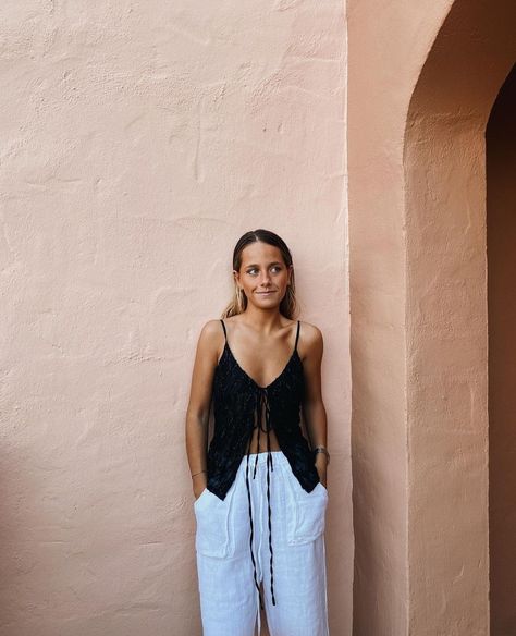 Black Beach Pants Outfit, Australia Summer Outfits, Bar Outfit, European Summer Outfits, Europe Outfits, Italy Outfits, Glad Rags, Europe Fashion, Seville