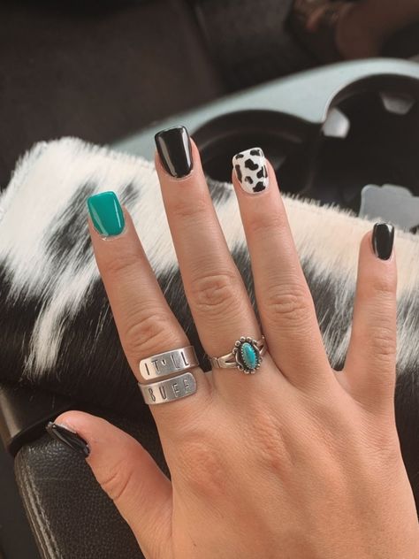 Western Nails #naildesign #coffinnails #nailart Short Nail Western Ideas, Gel Nails To Match Black Dress, Nails With Cow Design, Western Dip Nail Ideas, Short Acrylic Nails Country Designs, Western Short Nail Ideas, Country Style Nails Acrylic, Gel Western Nails, Western Manicure Ideas